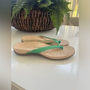 NEW Vionic DILLON Green Lizard Leather thongs WMN Size 10
